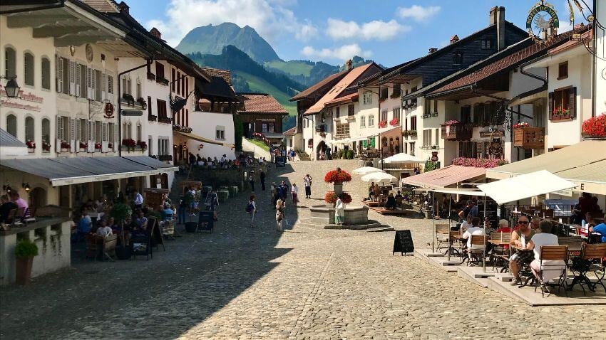 O famoso queijo foi inventado no Cantão de Friburgo, em Gruyères, Suíça. Na região, você também pode experimentar outros pratos tradicionais, como rösti, macaroni d'alpage e, claro, as famosas fondues