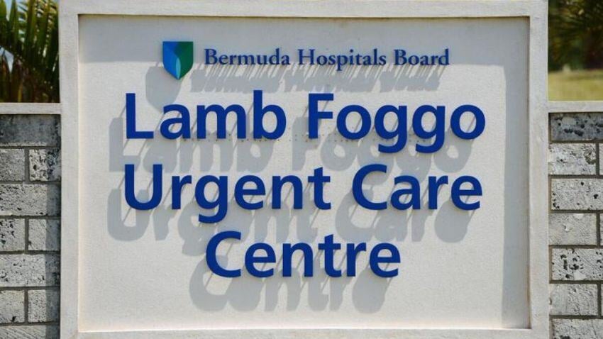 O Lamb Foggo Urgent Care Centre atende o lado leste de Bermuda para emergências menores, oferecendo cuidados caso a Causeway esteja intransitável ou ocorra uma emergência no aeroporto, e fornece serviços de raios-X aos domingos