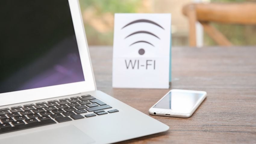 A conveniência do Wi-Fi público esconde perigos ocultos; opte por sites criptografados e considere uma VPN para segurança online definitiva
