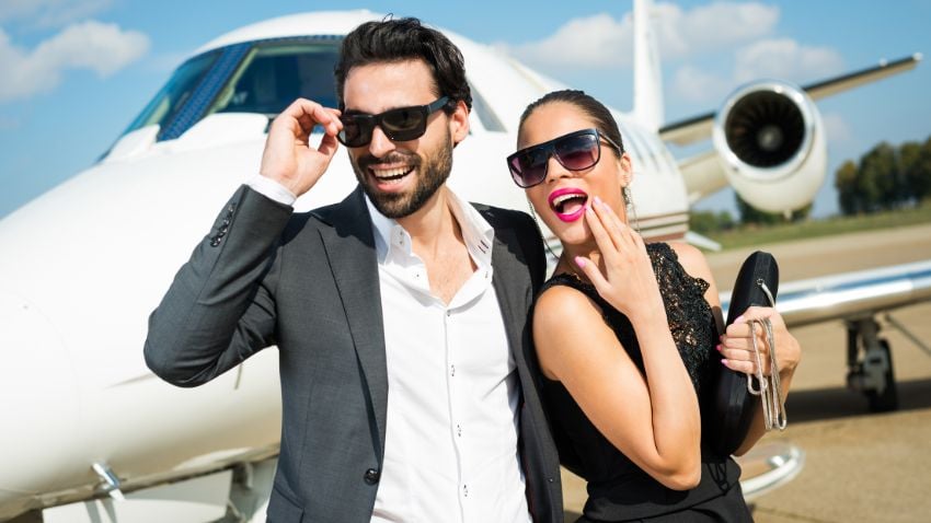 Imagen ilustrativa de una pareja con su jet privado