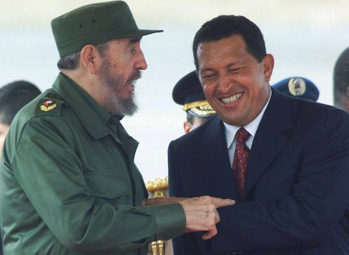 O regime da Venezuela, conhecido como "Chavismo," refere-se às políticas associadas a Chávez, que serviu como presidente de 1999 até sua morte em 2013. Combina socialismo, nacionalismo e populismo, com ênfase na intervenção estatal e no "bem-estar social"