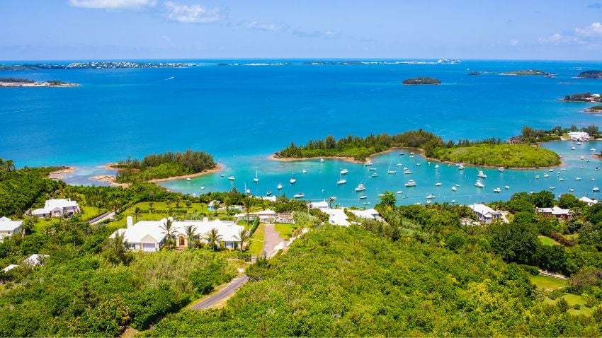 Vista aérea de uno de los muchos lugares que puede elegir para vivir en las Bermudas.