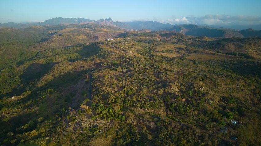 Descubra Veritas Village, próximo a Coronado, uma comunidade em desenvolvimento projetada para autossuficiência, com energia solar, sistema de água e comodidades modernas, incluindo internet Starlink e instalações educacionais