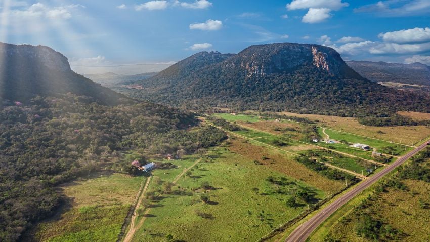 Vista aérea do Cerro Paraguari. Estas montanhas são um dos marcos mais emblemáticos do Paraguai