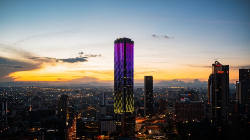 Uma foto aérea da Torre Colpatria durante o pôr do sol em Bogotá, Colômbia