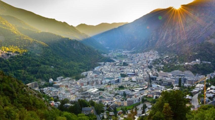 Andorra não pertence à União Europeia e nem está na área que cobre o tratado de Schengen - No âmbito gastronômico, Andorra surpreende com uma fusão de sabores influenciada pela cultura catalã. Restaurantes locais oferecem uma experiência única, onde a culinária se torna uma celebração dos produtos frescos e da tradição. Experimente os pratos típicos enquanto desfruta da atmosfera acolhedora dos restaurantes locais.  Andorra é um país multilíngue, onde catalão, espanhol e francês são falados. Essa diversidade linguística proporciona um ambiente enriquecedor para quem busca experiências culturais variadas. Além disso, o idioma não é uma barreira significativa, tornando a integração na comunidade local mais acessível.
