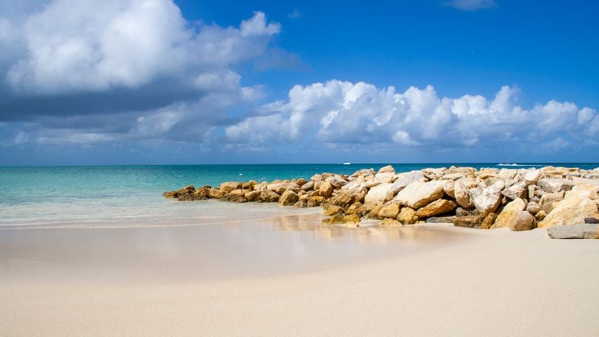 Antigua y Barbuda tiene increíbles playas en las que puedes relajarte mientras vives allí