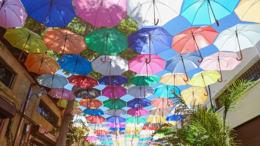 Decoración en la Calle con Paraguas en Nicosia, Chipres