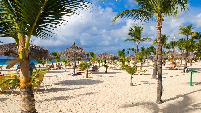 O clima quente de Aruba o torna um local atraente para aposentados