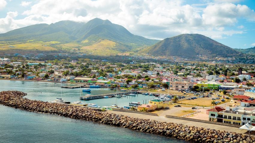 Como uma das nações caribenhas sem impostos sobre a propriedade, São Cristóvão & Neves é um destino atraente para expatriados