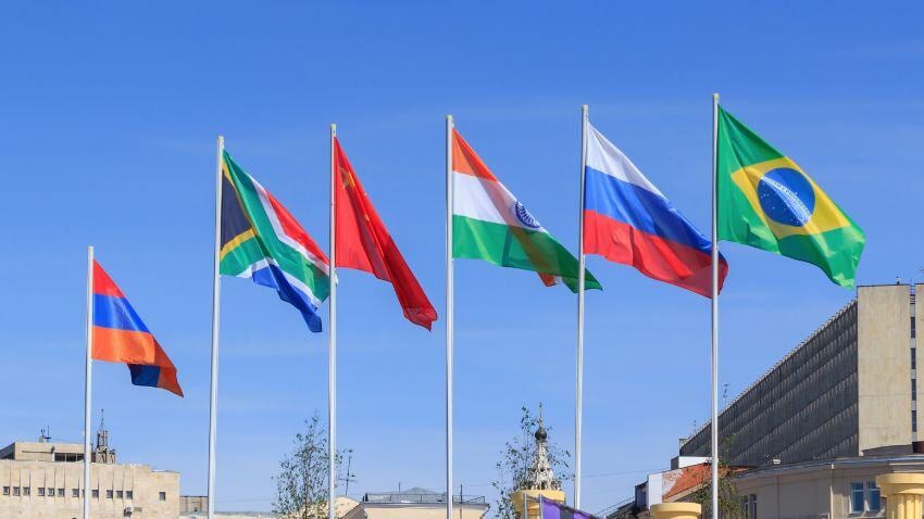 BRICS enfrentam divisões internas e riscos na busca por alternativa ao bloco ocidental