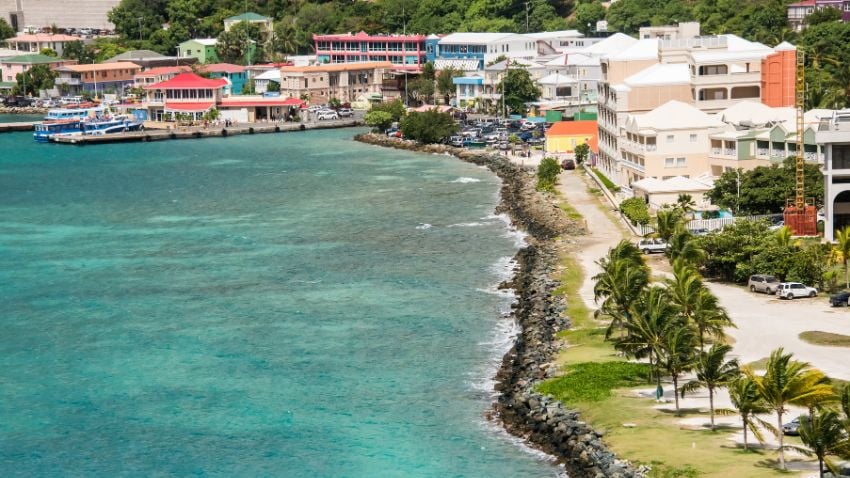 BVI possui localização privilegiada, estando no Mar do Caribe, proporciona fácil acesso a outros países da região, além da proximidade com os EUA