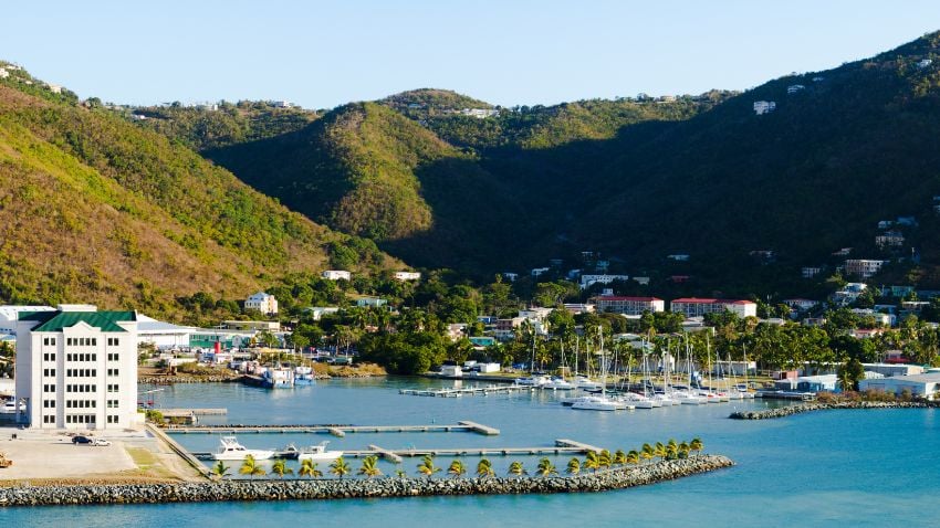As ilhas Virgens Britânicas acabam sendo um destino atraente para expatriados devido ao seu ambiente político estável, benefícios fiscais, opções de residência e oportunidade de negócios