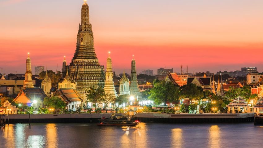 Bangkok, Tailândia - Como expatriado residente na Tailândia há mais de 180 dias, todos os rendimentos que você ganhar, independentemente da fonte e de quando foram obtidos, estarão sujeitos a impostos