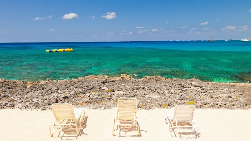 Being a digital nomad in the Cayman Islands, gives you the opportunity to work from a beautiful beach while enjoying the cool Caribbean climate