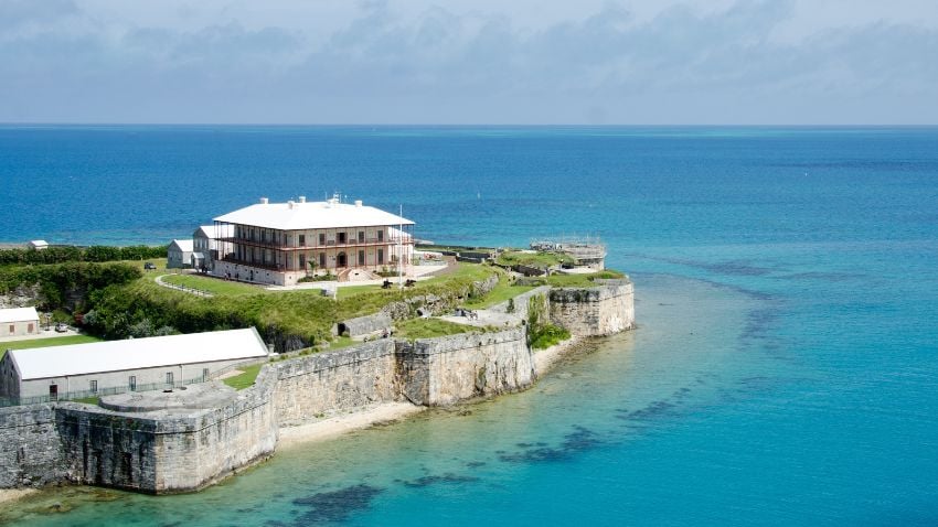 Bermudas tiene una tasa de criminalidad baja y el gobierno está comprometido a mantener la ley y el orden, características importantes para los expatriados.