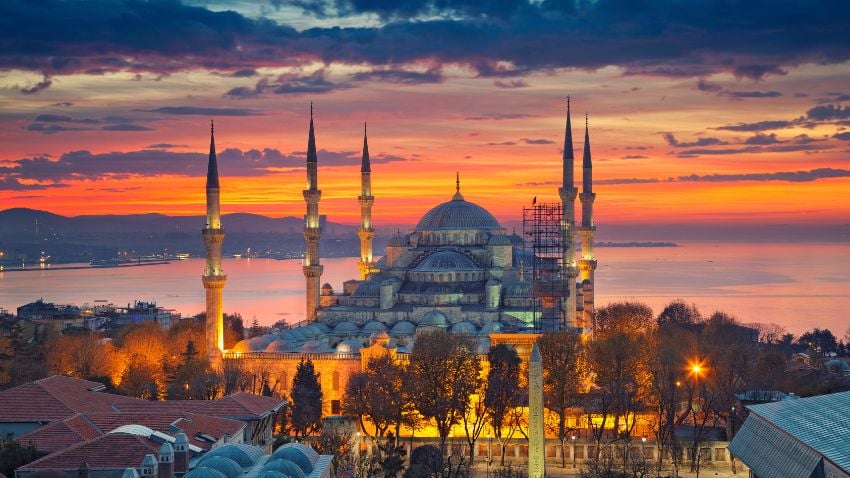 Mesquita Azul em Istambul, Turquia - Em um dos meus podcasts recentes, falei sobre minha experiência na obtenção de um passaporte turco através de investimento, pode ser um caminho caro, mas se você puder pagar, vá em frente e “compre” seu novo passaporte