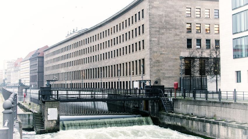 To get an apostille in Germany, you must apply to the correct authority. Federal documents are handled by the Bundesamt für Auswärtige Angelegenheiten, while state and notarised documents follow local rules