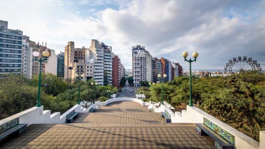 Córdoba, Argentina’s vibrant university city, blends colonial charm and modern culture amid mountain scenery. Safer than Buenos Aires, it offers lively plazas, art, and welcoming neighbourhoods for expats
