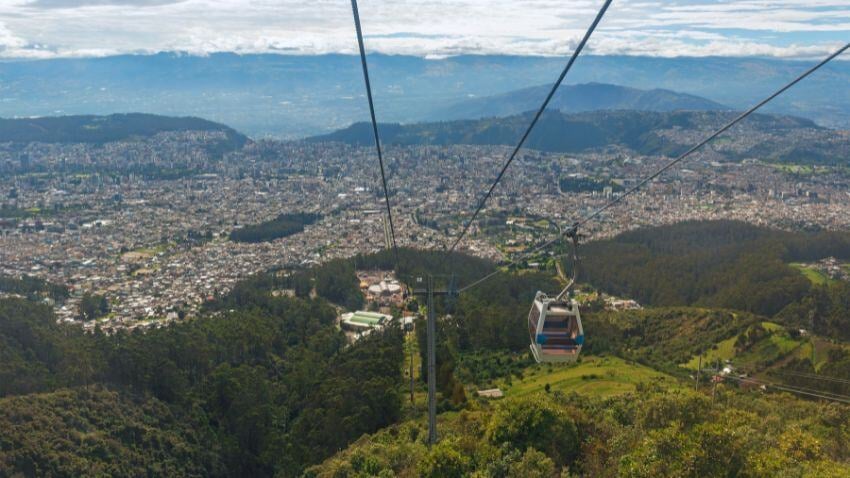 Suba de teleférico as encostas do Vulcão Pichincha para ter vistas incríveis de Quito e dos Andes. Lembre-se de se agasalhar, pois fica mais frio quanto mais alto você for