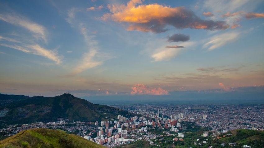 Una vez que se adquiere la ciudadanía colombiana, le esperan una variedad de beneficios, incluida esta increíble vista  aérea de Cali.