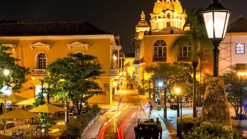 A Cidade Antiga de Cartagena oferece uma vibrante história colonial, vistas panorâmicas do Castillo San Felipe e uma animada vida noturna em Getsemaní, combinando cultura, arte de rua e hotéis boutique