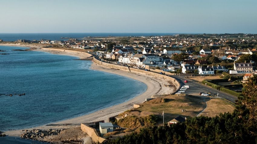 Los gobiernos de las Islas del Canal han demostrado compromiso en hacer a la isla un destino atractivo para los expatriados.