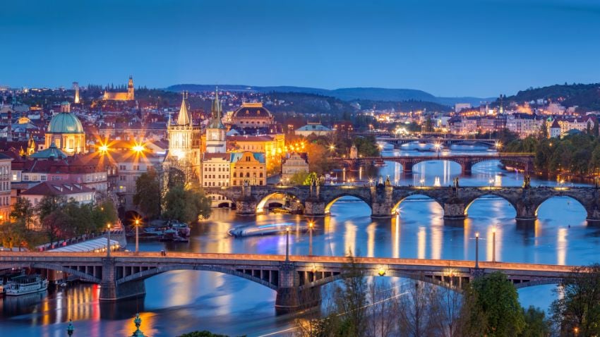 Ponte Charles e o rio Vltava à noite na República Checa