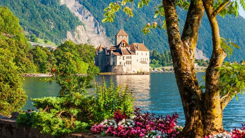 El Castillo de Chillón es uno de los lugares históricos más famosos de Suiza