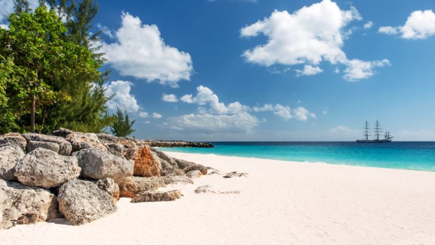 Areia limpa e águas cristalinas em Barbados