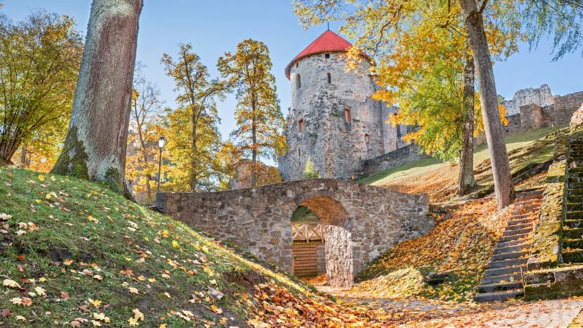 Parque medieval público no centro da antiga Cesis, Letônia
