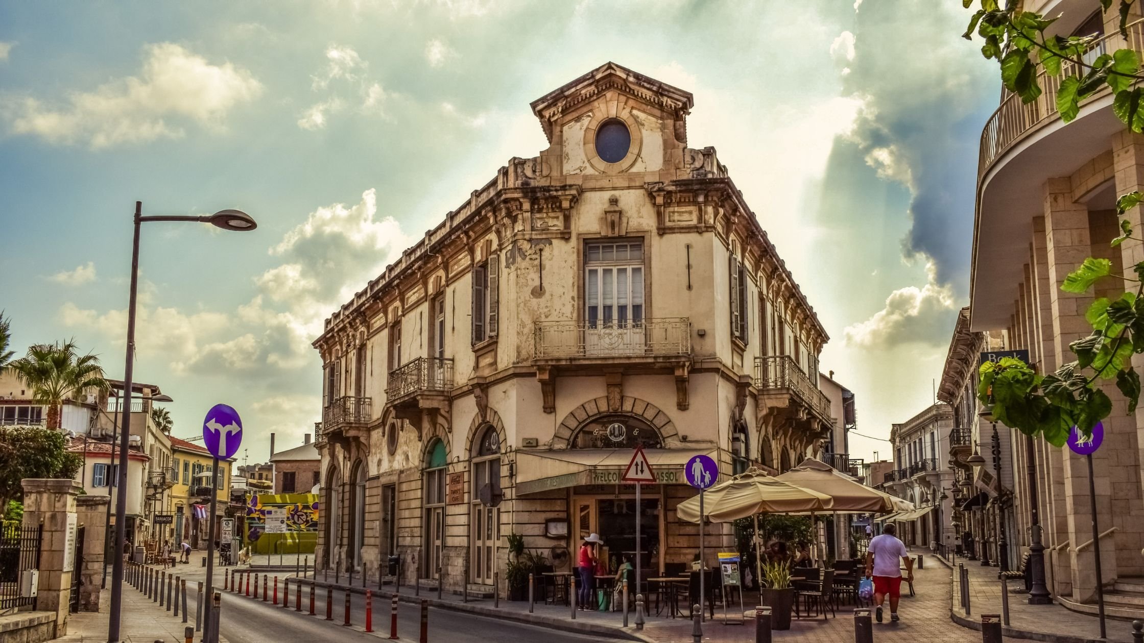 Calles de Chipre con edificios históricos