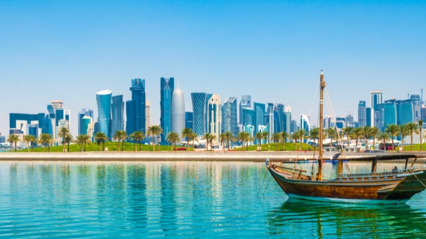 Doha, Qatar - horizonte en Doha con una embarcación
