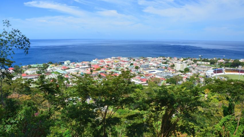 El sector bancario de Dominica está regulado por el Banco Central del Caribe Oriental (ECCB)