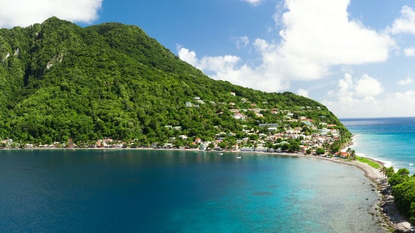 Dominica tiene múltiples atracciones al aire libre que puedes explorar mientras estás allí