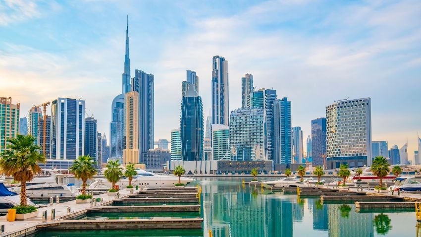Dubai Business Bay - Graças a um vibrante setor petrolífero e financeiro, os residentes dos Emirados Árabes Unidos não pagam imposto de renda. Além disso, a residência pode ser obtida comprando US$ 204.000 ou mais em imóveis.