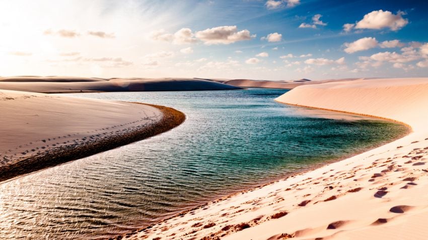 Dunas dos Lençóis Maranhenses, Maranhão, Brasil - Este parque está localizado no estado do Maranhão, no nordeste do Brasil, onde dunas desembocam no mar e lagoas cristalinas estão por toda parte