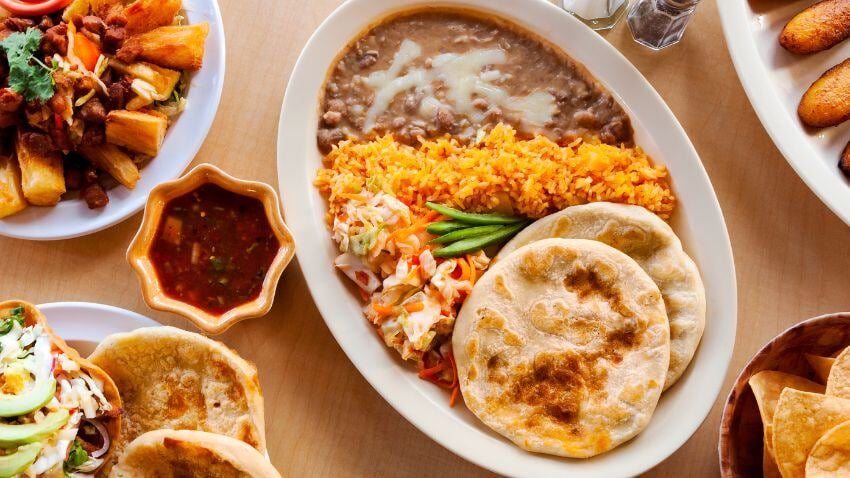 As I mentioned in episode 313 of my podcast about my trip to El Salvador, the famous "pupusas" (stuffed tortillas) were incredible. Made with corn or rice flour, they come with a wide variety of fillings to suit all tastes