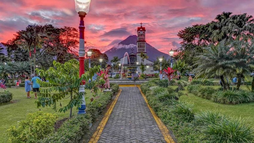 San José, Costa Rica’s lively capital, blends colonial charm and modern comfort amid mountains and volcanoes. Safer than many Latin cities, it offers secure areas like Santa Ana and La Sabana for expats and travelers