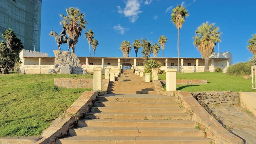 Monumento al Jinete Ecuestre y Alte Feste en Windhoek