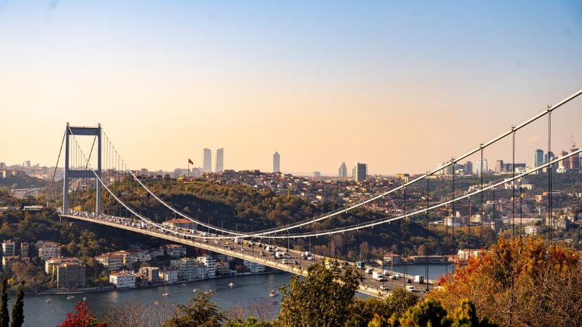 Puente Fatih Sultán Mehmet sobre el estrecho del Bósforo, Estambul, Turquía