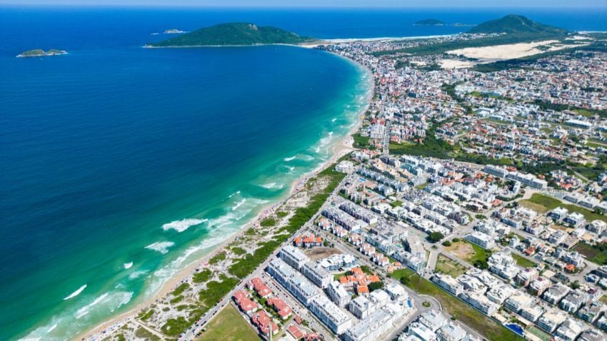 Florianópolis offers a mild, year-round coastal climate with balanced temperatures, refreshing sea breezes, and warm summers ideal for enjoying its beautiful beaches