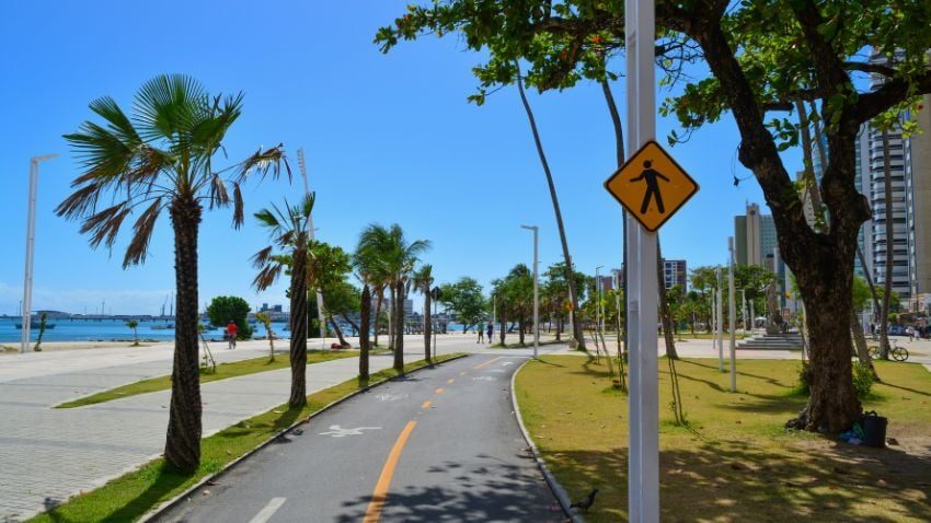 Fortaleza is a coastal city in Ceará that not only offers beautiful beaches, but also opportunities to invest in Real Estate - Researching and seeking advice from fellow expatriates or local residents can provide valuable insights into choosing a secure living environment.