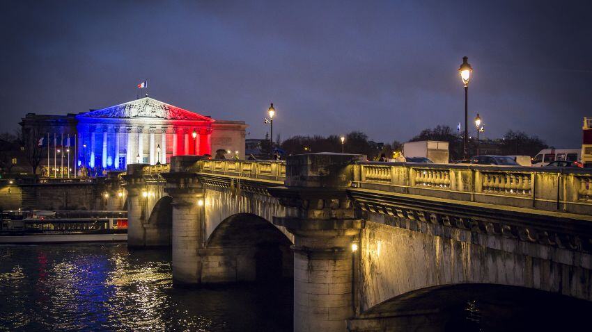 A França enfrenta o aumento da criminalidade, altos impostos e custos de vida elevados, e a proposta de Jean-Luc Mélenchon de um imposto de 90% sobre altas rendas aumenta ainda mais o fardo dos cidadãos