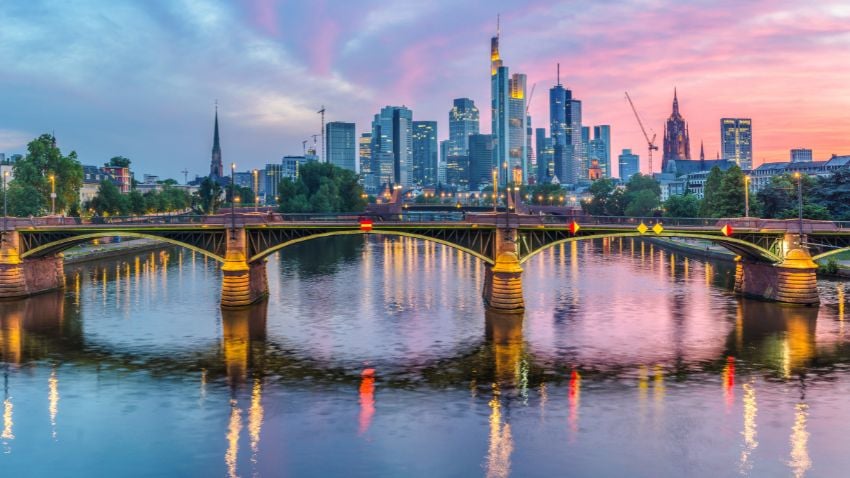 Frankfurt, Alemanha -A lei de dupla cidadania proposta pela Alemanha é uma iniciativa que, embora focada principalmente em atrair talentos estrangeiros e recompensar as contribuições dos trabalhadores convidados, beneficiará os alemães na sua busca por um segundo