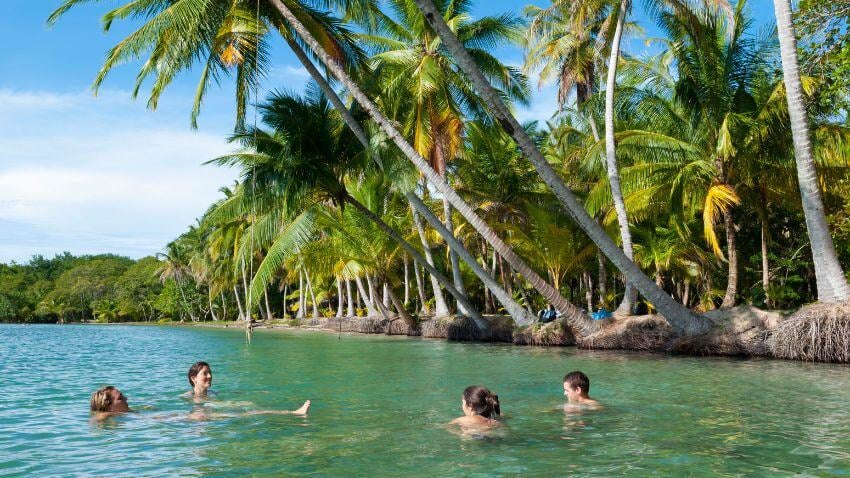 Visite a Isla Colón em Bocas del Toro para uma experiência completa da cultura local, vida noturna animada e praias deslumbrantes, como Playa Bluff e Starfish Beach