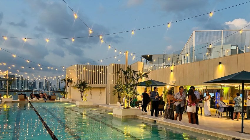 A cena gastronômica do Panamá varia de fondas locais a restaurantes internacionais sofisticados, com um orçamento moderado para refeições fora de casa, em média de $150 a $350 USD por mês por pessoa