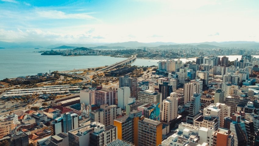 Floripa blends beach paradise with safety, solid healthcare, and charm. A top choice for families, expats, and birth tourism, all wrapped in scenic sophistication
