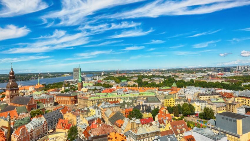 Tendo dupla cidadania por ascendência letã, seus filhos podem frequentar uma universidade europeia gratuita