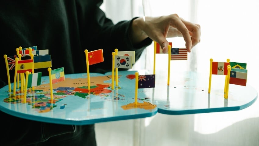 As cores do passaporte refletem a cultura, a política e a geografia de cada país. São mais do que documentos de viagem; carregam significado, história e identidade nacional em cada detalhe